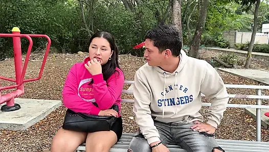 Ich nehme das Mädchen mit nach Hause, nachdem ihr Freund sie im Park stehen gelassen hat, und ich mache sie schwer, um ihre Stimmung zu heben