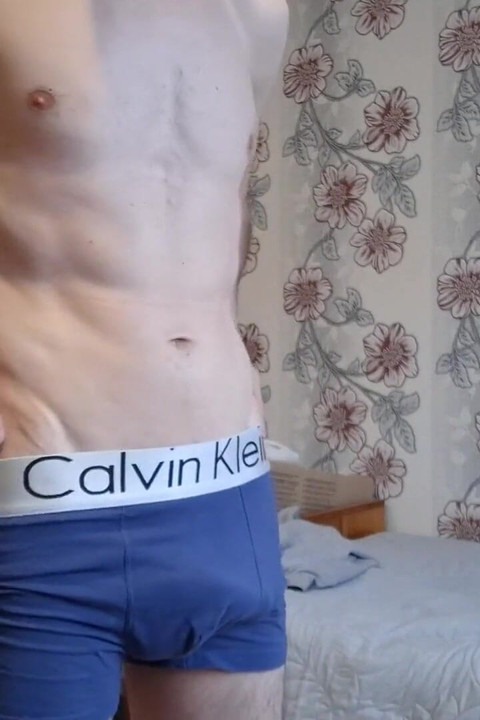 苗条的家伙展示他的鸡巴和屁股洞