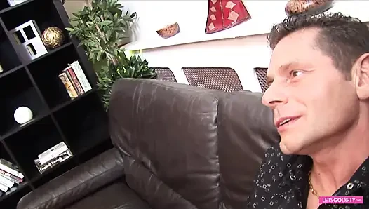 Sie hat starke orgasmen, während sie gebohrt wird