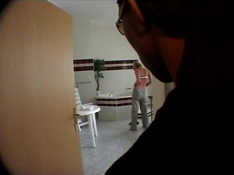 Azgın orta yaşlı seksi kadın için üç canavar siyah yarağın ağzına çifte penetrasyon ve boşalma