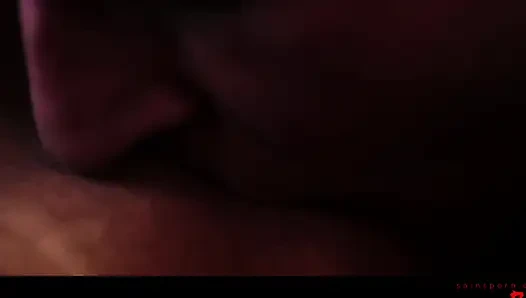 Koyu saçlı güzellik sakso çekiyor ve derinden sikiliyor