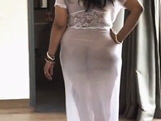 El culo gordito de mi sexy Shona Bhabi en camisón blanco