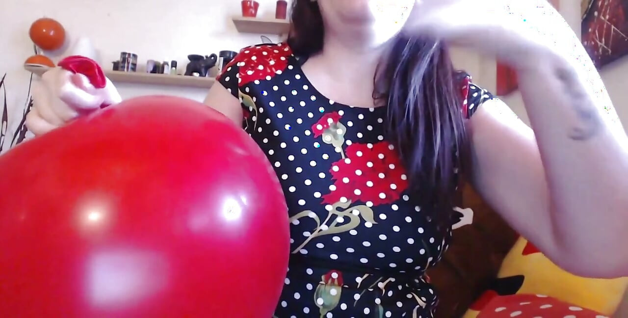 Nicoletta podnieca cię dużymi balonami i jest gotowa pokazać ci swoją pasję do fetyszu