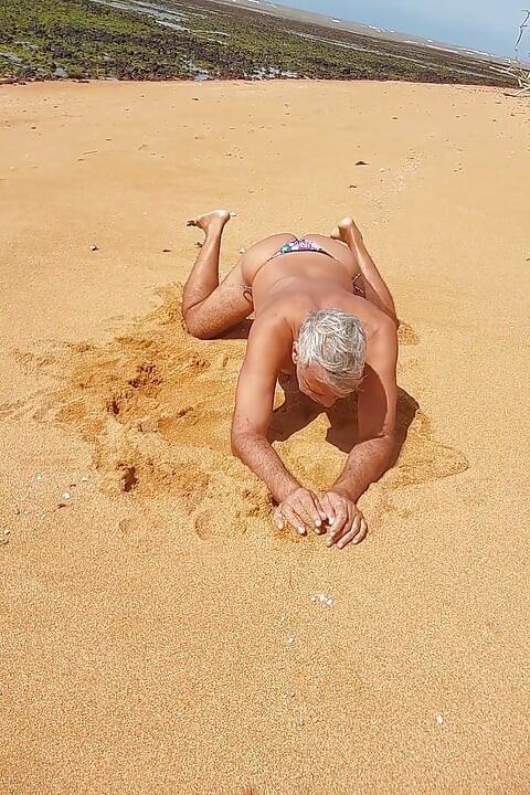 Ladysilva na plaži u bikiniju odjekuje svojom vrućom guzicom, a zatim sve skida i skida se gola puna napaljenosti