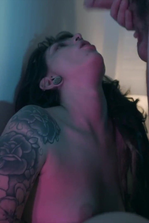 اللسان والحلق العميق مع الرعب الساخن