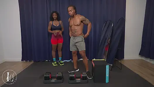 BBC Fitnesstrainerin Wird Von Geiler Ebenholz-klientin Im Fitnessstudio Verführt