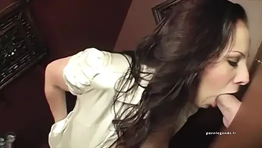 Efsanevi büyük memeli esmer Gianna Michaels Glory Hole'da ağzına boşalana kadar gırtlağına kadar alıyor (4k)