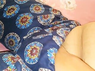 Asiática peituda menina mostrando peitos grandes na cam e dedilhando-se para esguichos