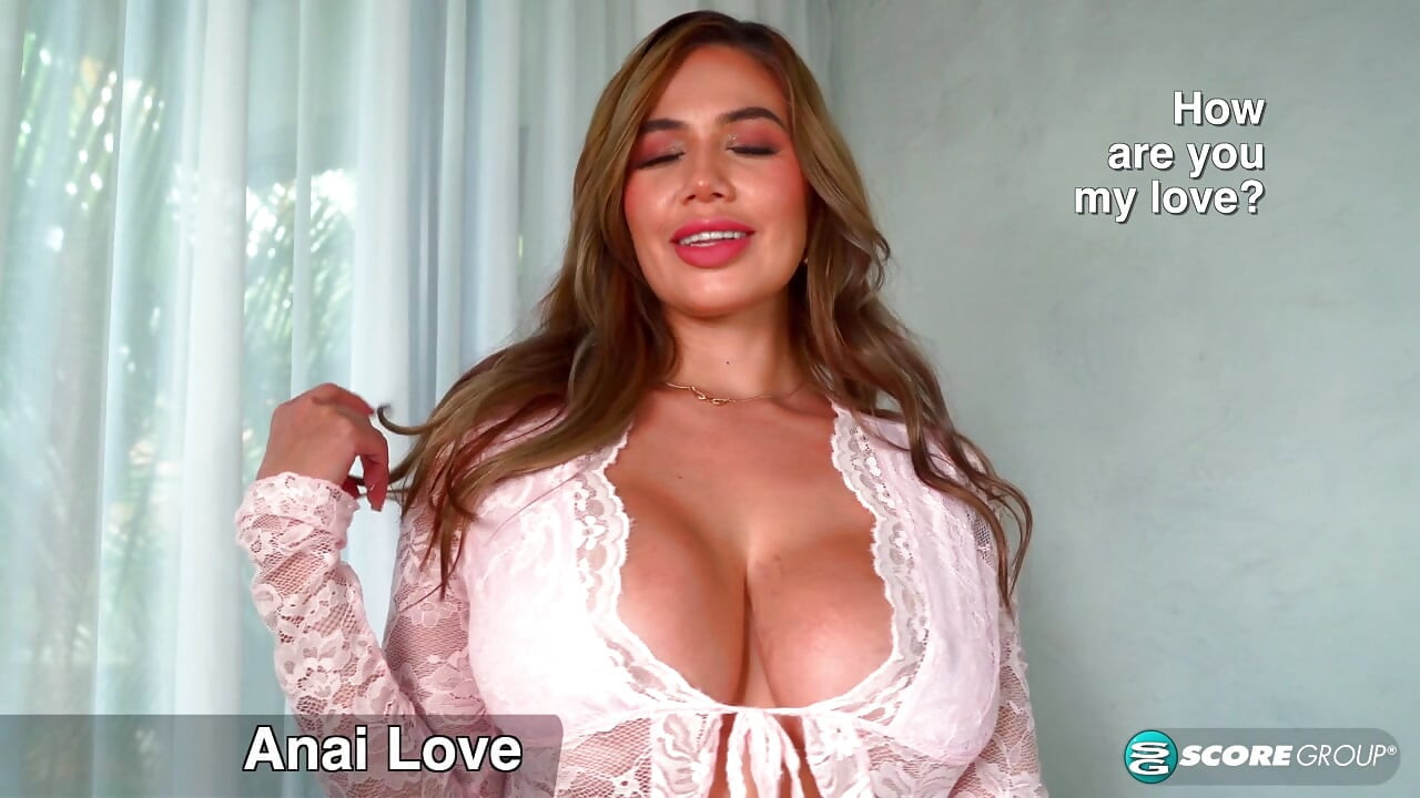 Anai Love chorrea con coño y juguetes anales