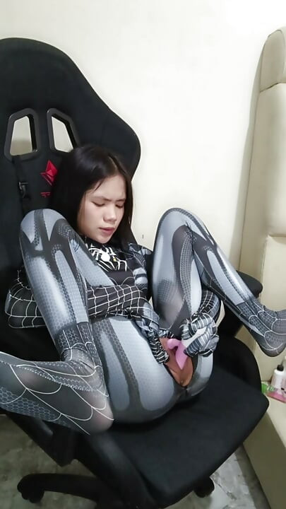 Black Spider Girl oppi sormettamaan dildolla