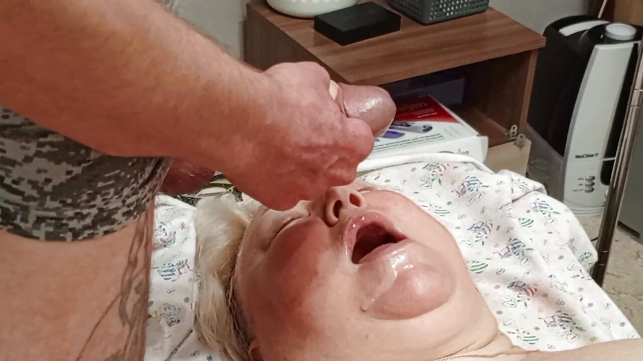 Şişman bir kadının ateşli sonlarını memelere, ağzına döl yutuyor ve götüne yalıyor