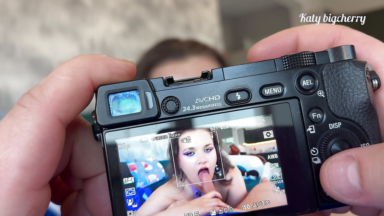 She sucks on a photographer to annoy her boyfriend