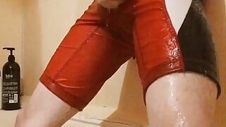 Ragazzo wrestler gioca con il suo sotto la doccia