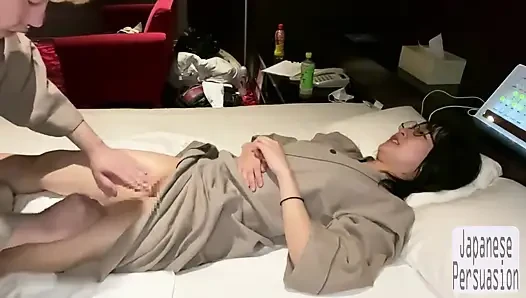 Quiet glasses mädchen - eine einfache massage, die zu einem privaten aufgenommenen moment wird