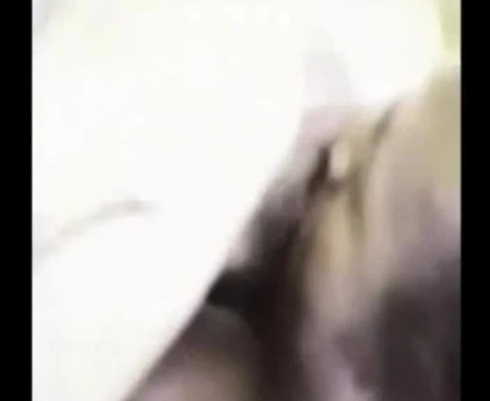 妻が黒いチンポをしゃぶるのを見る夫