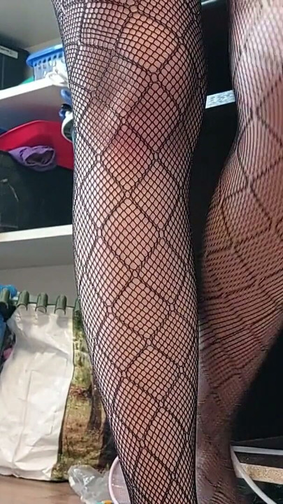 Varm brunette med behåret fisse ifører sig netstrømpebukser | Klip 2