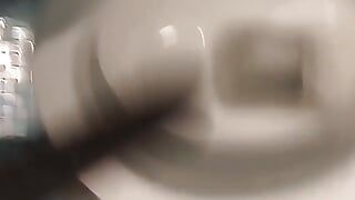 Писсинг в туалете в видео от первого лица