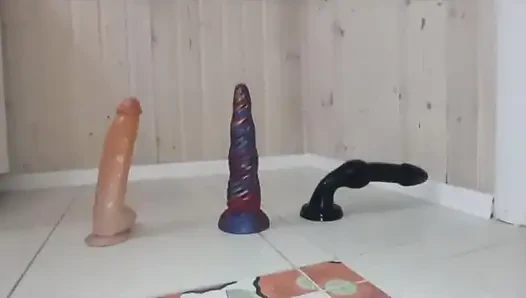 En sevdiğim dildolar. Tek tek götümle üzerlerine oturuyor ve her birini çişini yapıyorum