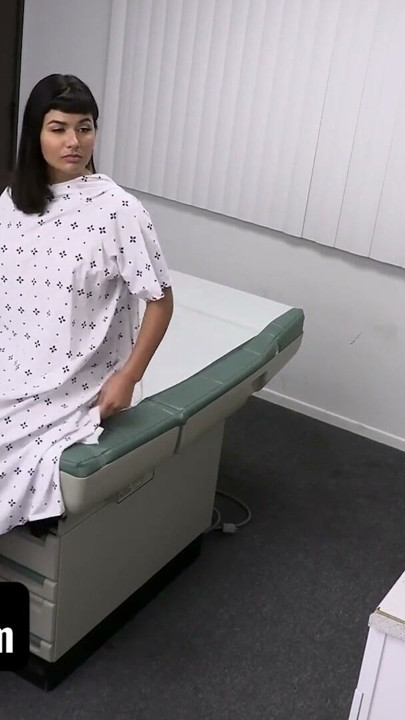Yaramaz Latina Apryl Rein Sahte Bekaret Belgesi İçin Doktoruyla Anlaşma Yapıyor - Perv Doctor | Clip 1