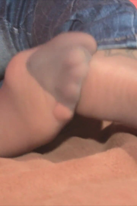 Adorable short hair chick marlene plays with her sexy feet