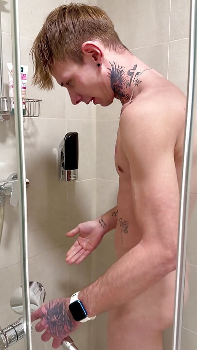 Young Boy Twink Showers Ans Shows His Dick