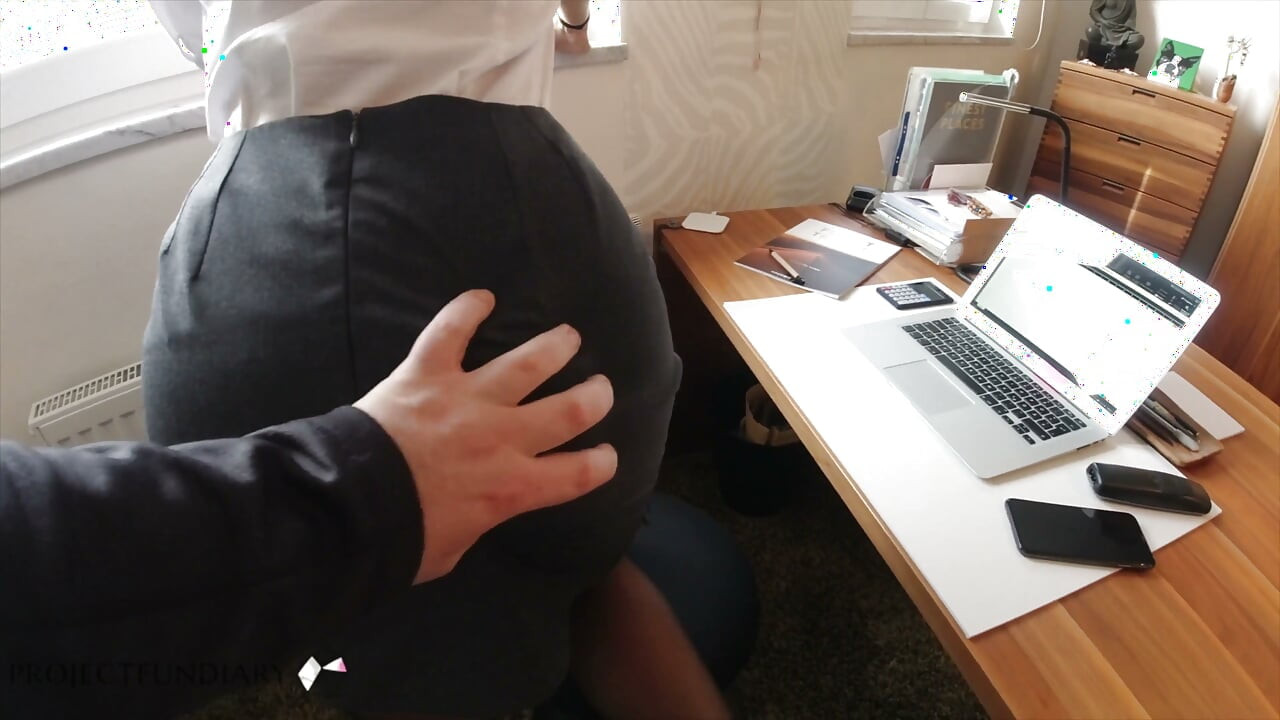 Foda na mesa da secretária termina com gozada na calcinha
