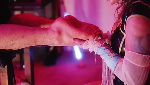 Радость интервью с клоуном в латексе, женское доминирование с щекоткой и игривым контролем