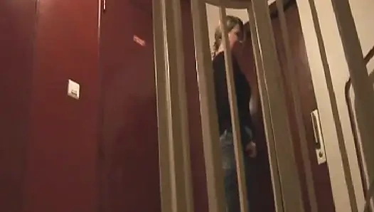 Birinci sınıf Fransız kızlar ateşli üçlü sekste büyük yarağı paylaşıyor