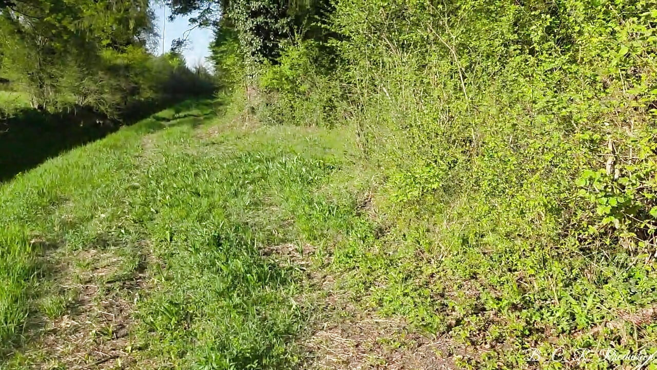 Pierdută în pădure. și deodată devine periculos de fierbinte