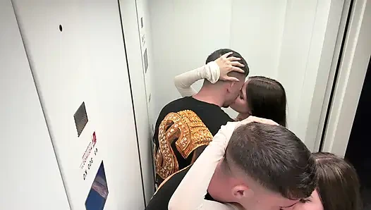 Мы трахаемся в лифте, и сосед нас ловит