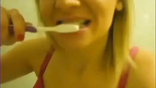 Anastasia meludahi pasta gigi