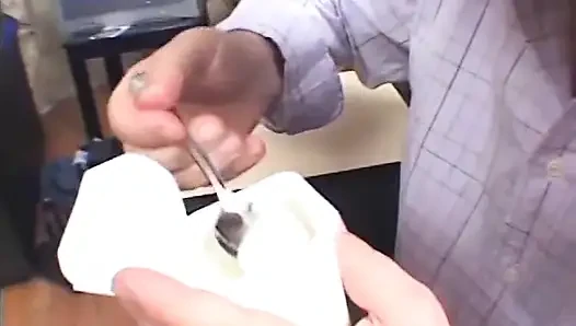 Wajah nakal pelacur nakal ini dientot habis-habisan sama cowok kontol besar