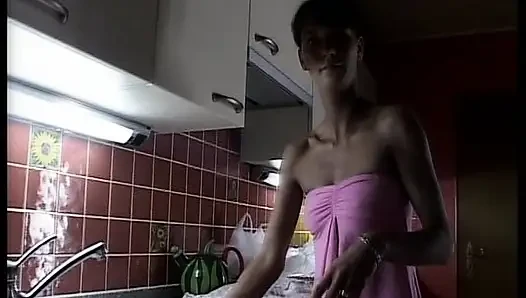 Sıska Alman fahişe doğada yarağa biniyor