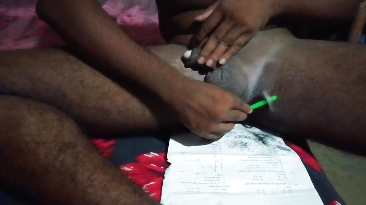 Nettoyer les entendre ma bite. Vraiment c’est gros si gros patron et tellement comme une bite piteuse. Sexe avec un garçon célibataire bangladais
