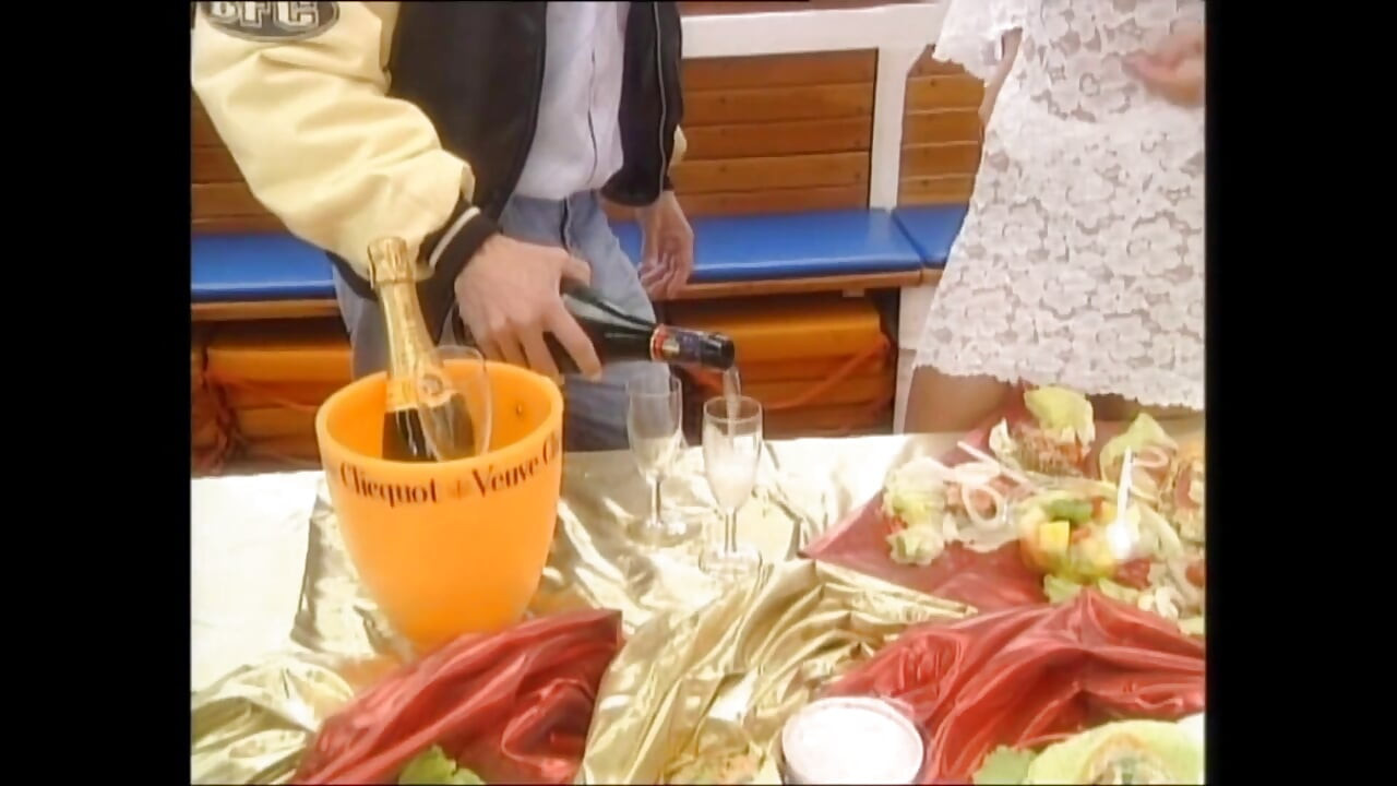 शानदार सुनहरे बालों वाली सेक्सी चोदने लायक मम्मी की नाव पर चुदाई और बड़े लंड द्वारा मुंह में वीर्य निकालना