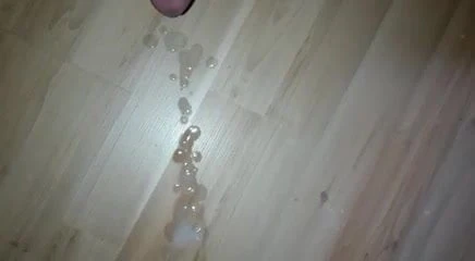 user spritz ne fette ladung beim anwichsen auf die ehenutte