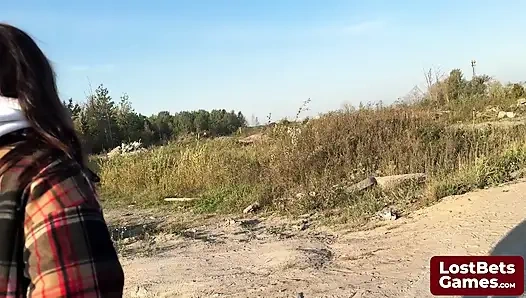 James и Sofia участвуют в игре с прищепками на раздевание