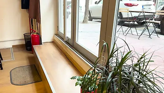 Son derece seksi beyaz sheer bluz bir kafede büyük sert pirsingli meme uçlarımı teşhir ediyor