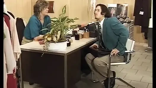 Schau zu, wie diese deutsche dame sich für die nacht bereit macht
