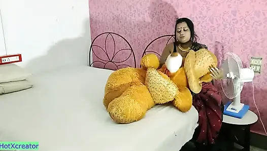 İşsiz koca karısını paylaşmayı teklif ediyor! Hintli ateşli çift seks yapıyor
