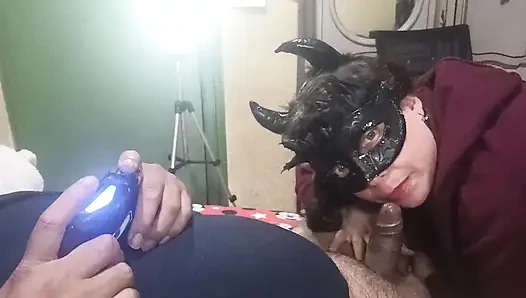 Meine Freundin gibt mir einen köstlichen Blowjob, bis sie meine Milch schluckt