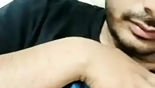 Un beau garçon desi indien gay fait un appel vidéo nu