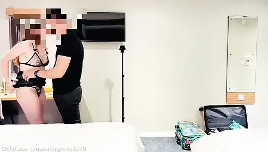 HEIßE BLOWJOB Ehefrau macht mit ihrem liebhaber rum und lutscht ihn in einem hotelzimmer, während ehemann am telefon ist, betrügende ehefrau