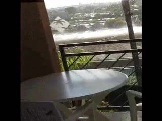 Călărește un vibrator în fața unei ferestre la un hotel din sudul insulei Cali