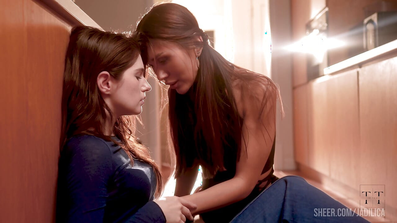 Temanku dibuang, aku akan menyembuhkannya dengan cinta lesbian dan lidahku. 4K HD Tim Team