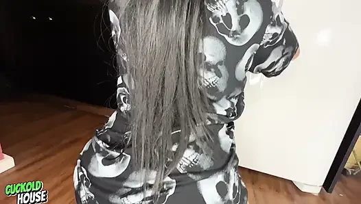 Yaramaz Kadın, Kocasını Aldatan Kadının 4 Arkadaşıyla Grup Seks Yapmak Için Temizlik Görevlerini Bırakıyor