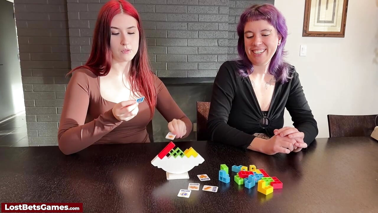 Brinquedos sensuais saem à medida que o jogo de strip é ganho