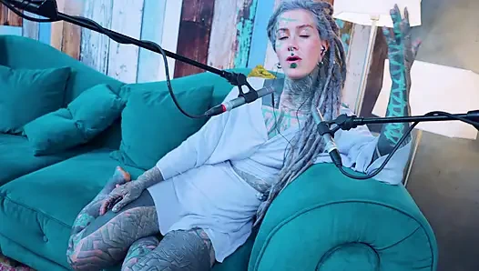 Aku berbicara tentang G - Grattitude- ASMR podcast SFW berbicara dengan gadis kurus gothic model tato rambut gimbal