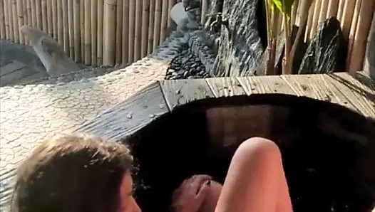 Genç çifti açık havada verandada sikiyor