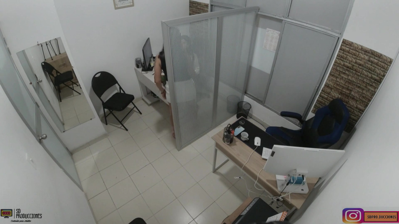 为了减轻压力，我给了我的同事在她的大阴户上几个很好的吻 - 西班牙语色情